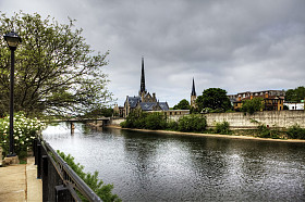 现场沿格兰德河，剑桥，安大略省，加拿大
