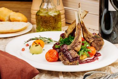 美食主要主菜課程烤羊扒圖片