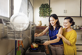 女儿与母亲概念图片