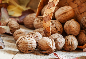 一柳条篮新鲜核桃泄漏图片