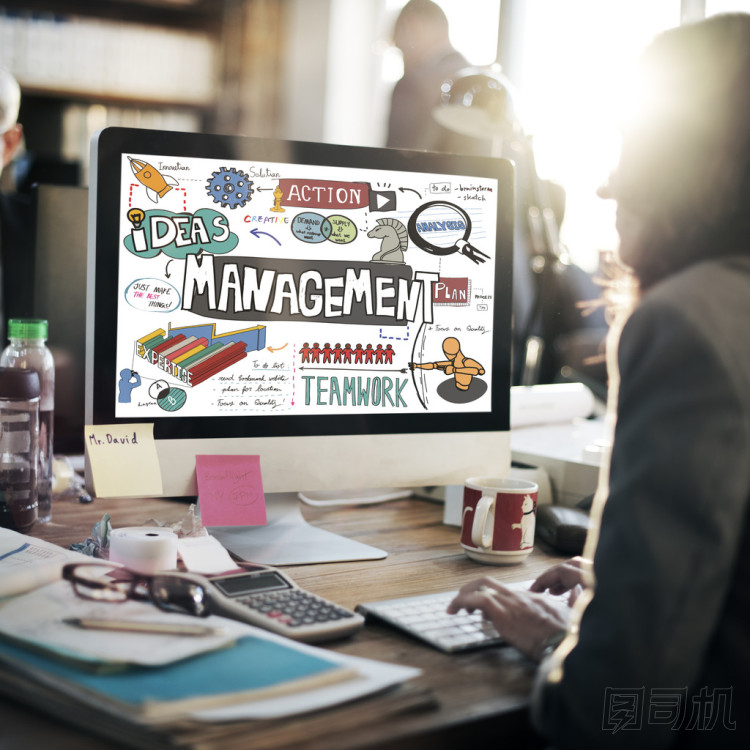 計(jì)算機(jī)使用管理概念的女商人圖片