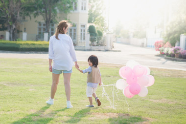 亞洲母親和兒子在一起牽著的手