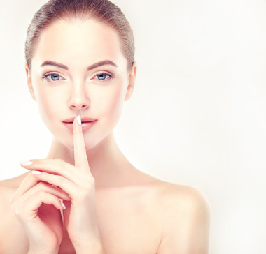 清洁皮肤的年轻女人 