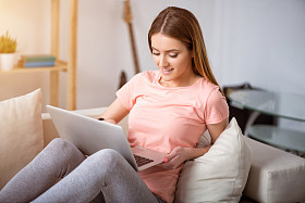 美丽的女人坐在沙发上.图片