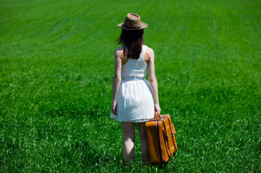 年輕女子帶著手提箱照片
