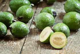 片的新鲜菠萝番石榴在旧木桌图片