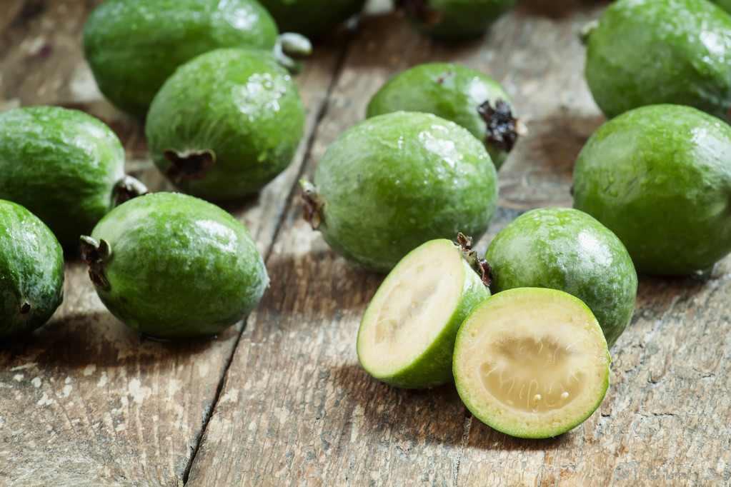 片的新鲜菠萝番石榴在旧木桌图片 片的新鲜菠萝番石榴在旧木桌图片