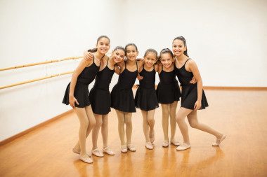 西班牙裔女孩站在一起圖片