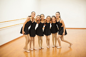 西班牙裔女孩站在一起图片