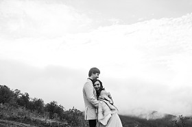 幸福新婚的夫妇图片