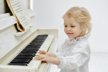 一架鋼琴的小女孩