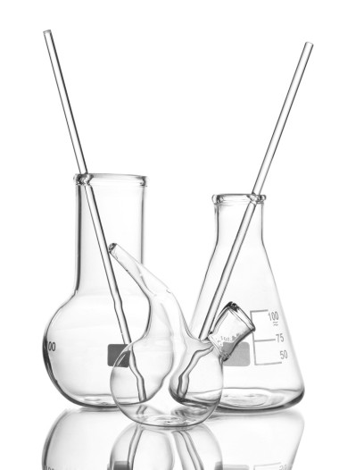 三個空實驗室玻璃器皿用反射隔離在白色