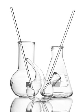 三个空实验室玻璃器皿用反射隔离在白色