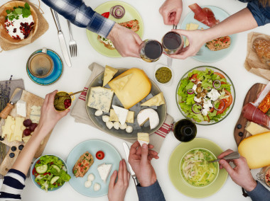 在桌子上的家庭晚餐图片