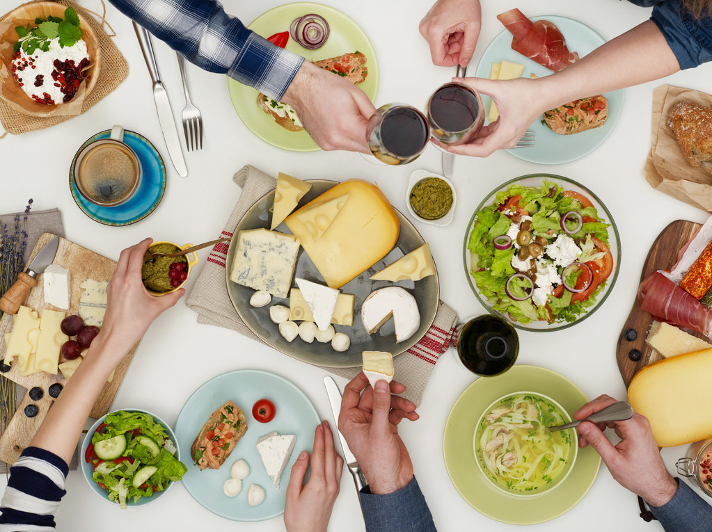 在桌子上的家庭晚餐图片