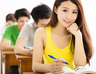 漂亮女学生学习中的教室图片