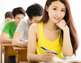 漂亮女学生学习中的教室图片
