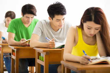 坐在教室里年輕大學生群體圖片