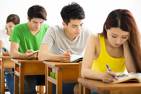 坐在教室里年轻大学生群体图片