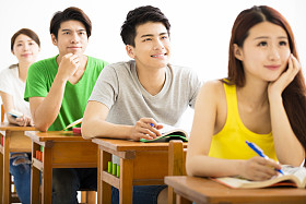 坐在教室里年轻大学生群体图片