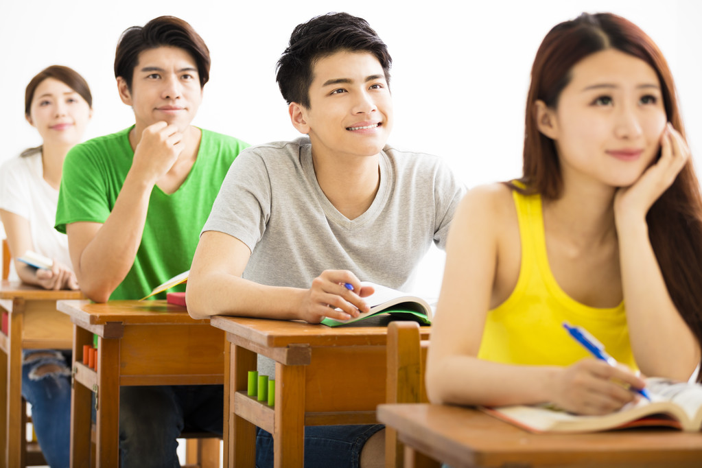 坐在教室里年轻大学生群体图片