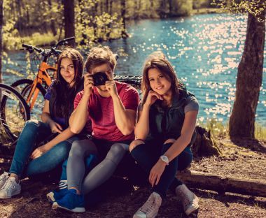 一男和两女在公园