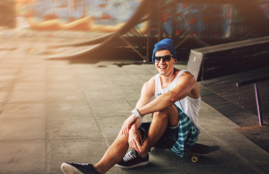 滑溜冰板的人的生活方式放松潮人的概念