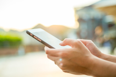 在室外使用手機(jī)的女人