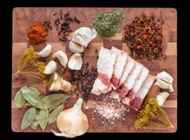 塊豬油和香料在木板上圖片