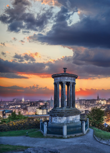 對日落與卡爾頓山在蘇格蘭的愛丁堡