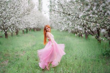 年輕漂亮的女人，郁郁蔥蔥的春天的花園