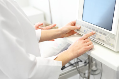 對(duì)術(shù)后恢復(fù)室心臟監(jiān)測(cè)器.圖片