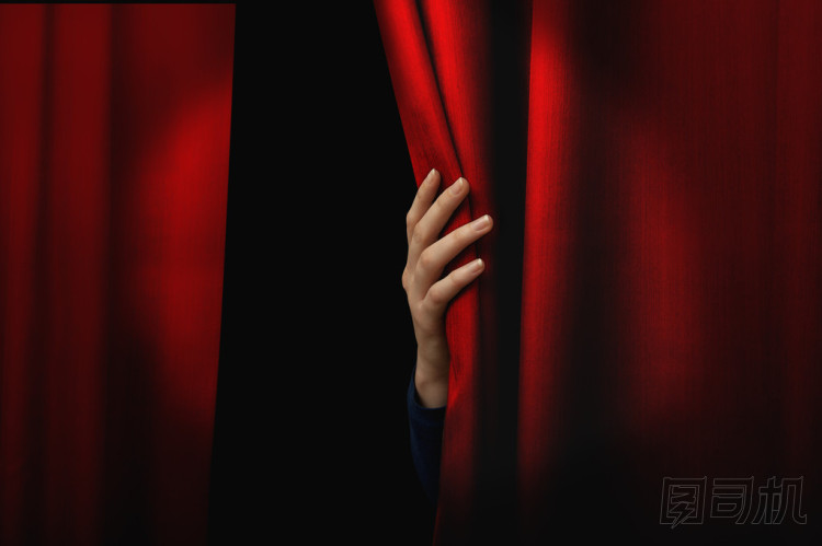 打開紅色帷幕