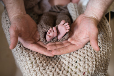 宝宝的脚在父母手中