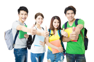 快樂(lè)群大學(xué)生依豎起大拇指