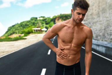 戶外跑步后患胃疼的人。運(yùn)動損傷