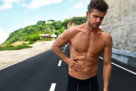 户外跑步后患胃疼的人。运动损伤