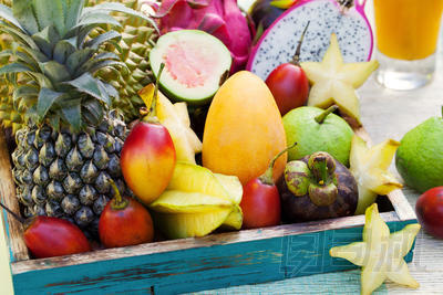 各种各样的奇异的热带水果冰沙和鲜榨果