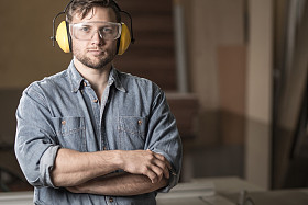 木匠在他的工作室照片