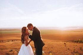 美丽的 newlyweeds 对夫妇