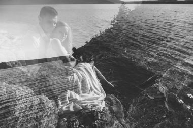 美丽的夫妇在海滩上照片