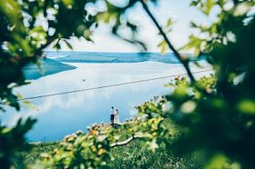 美丽的夫妇在岩石上摆姿势图片