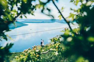 美丽的夫妇在岩石上摆姿势图片