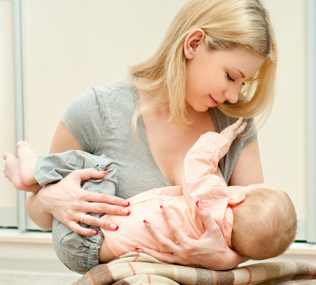 年轻妈妈母乳喂养她的孩子