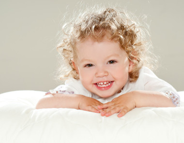 笑著卷曲的寶貝圖片