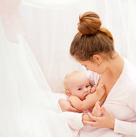 年轻妈妈母乳喂养她的孩子