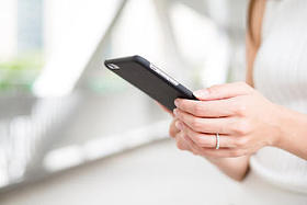 在移动电话上发送短信的女人图片