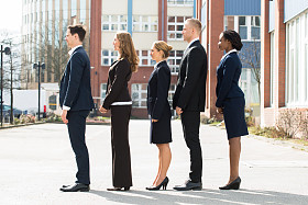 多族裔商人站在行图片