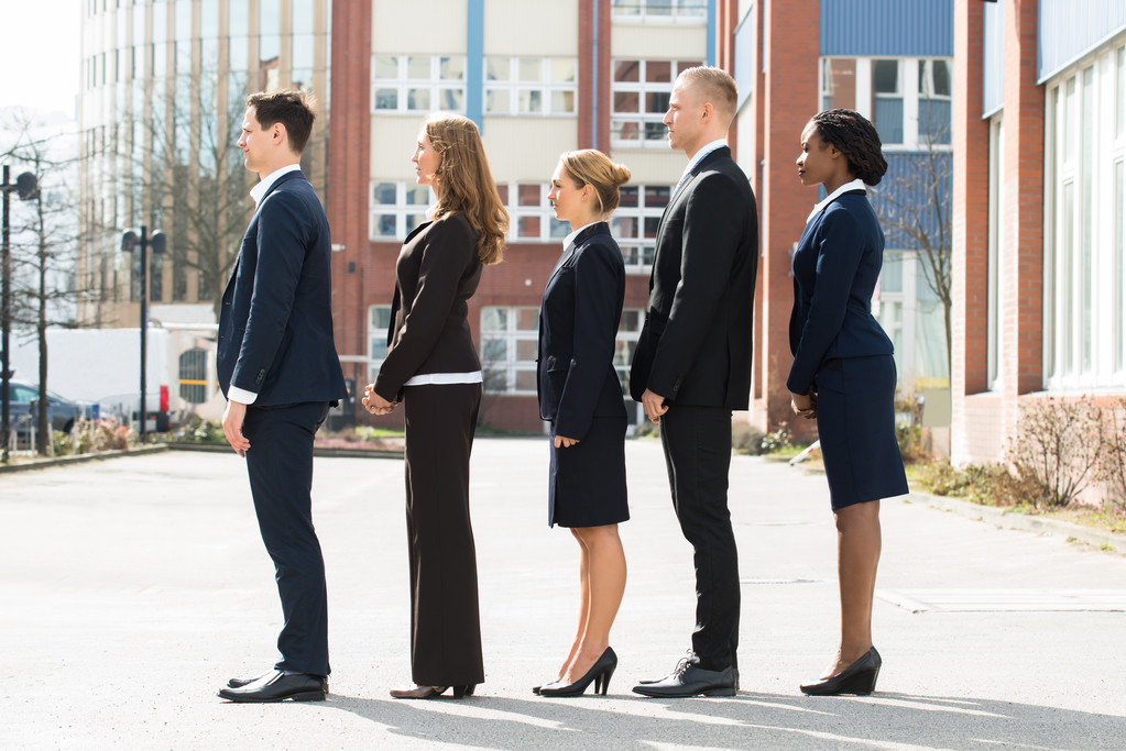 多族裔商人站在行图片 多族裔商人站在行图片