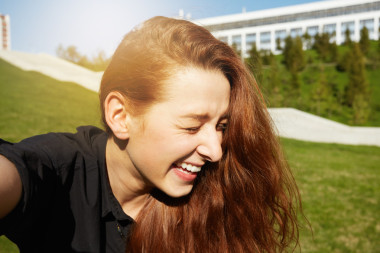 紅發(fā)女人笑閉著眼睛
